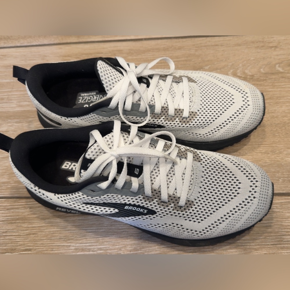 Brooks Revel Athletic Shoes - White and Black size 9 - Picture 5 of 6